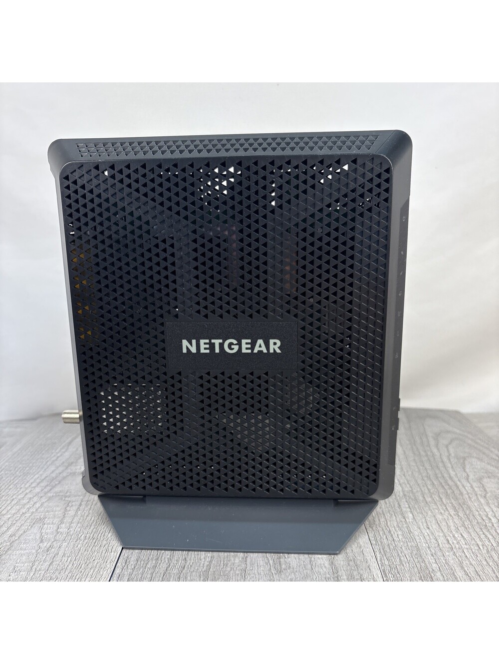 NETGEAR Nighthawk AC1900 WiFi Cable Modem Router Combo (Model C7000). - Picture 2 of 16